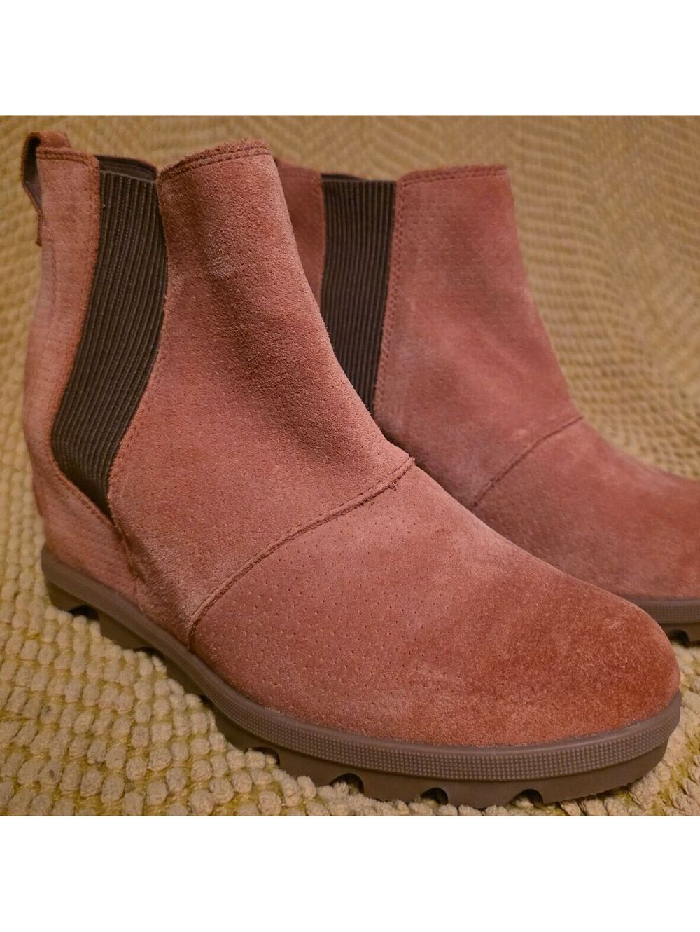 66% off retail -Women's 11 Brand New Sorel Chelsea Boot in Rust/Brown
